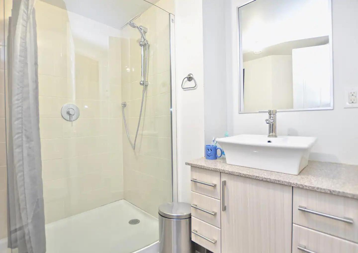 Stylish Urban Loft Downtown Apartment มอนทรีอัล ภายนอก รูปภาพ