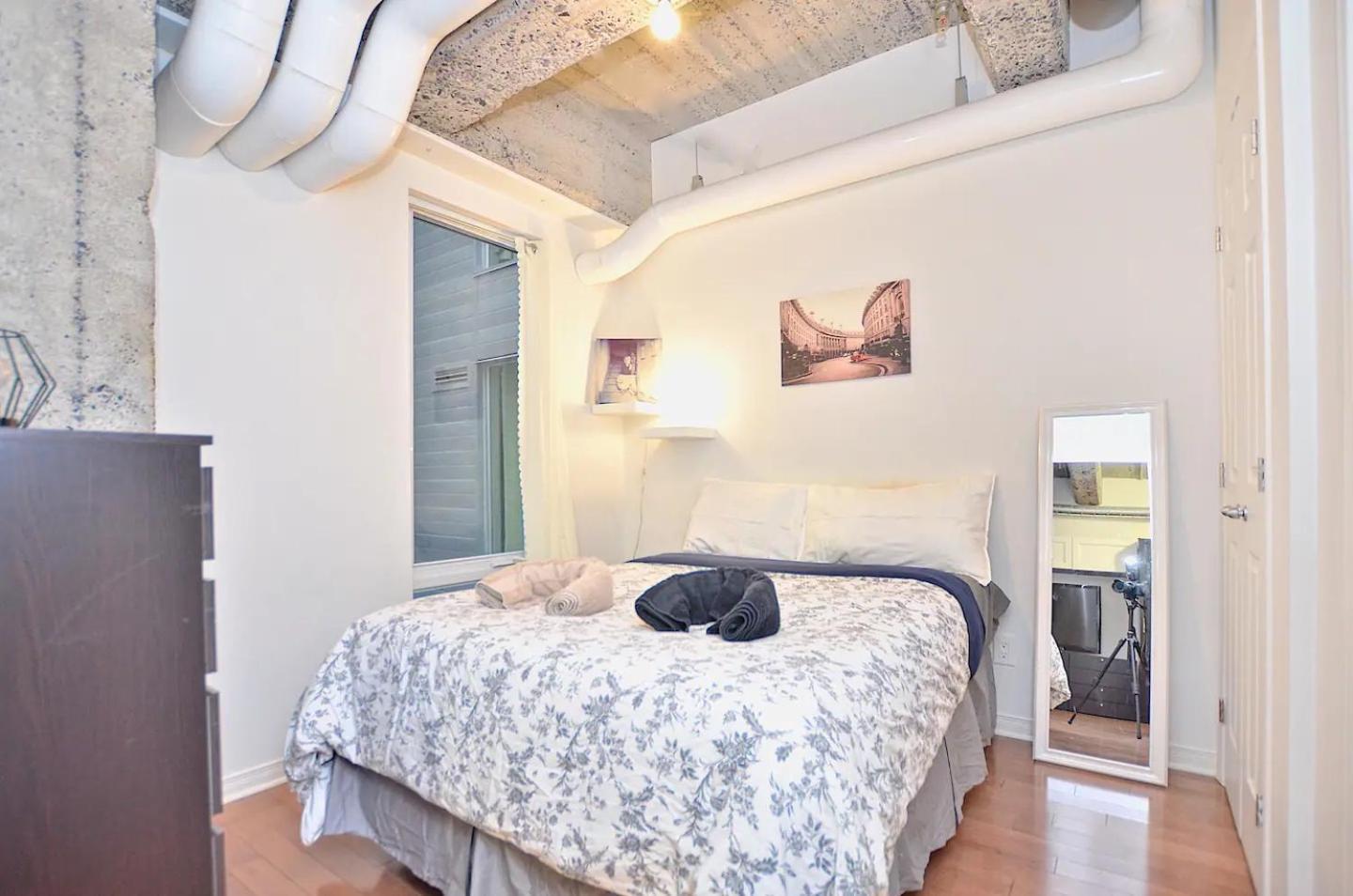 Stylish Urban Loft Downtown Apartment มอนทรีอัล ภายนอก รูปภาพ
